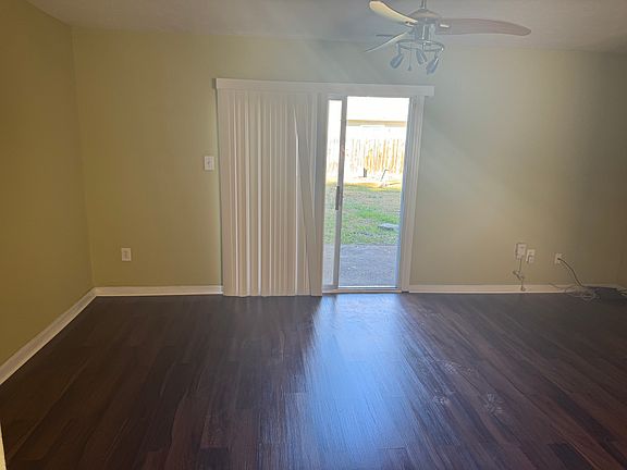 3rd image of 422 Hickorywood Cir #422
