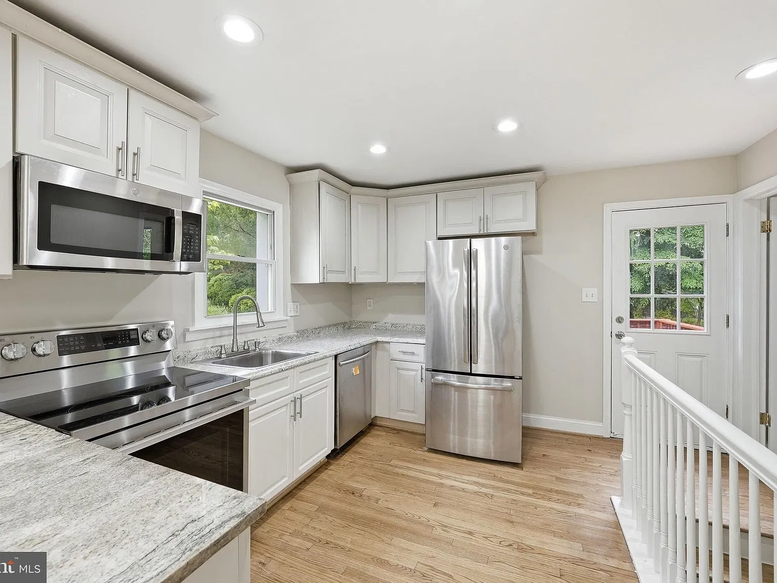 3 bed, 4.0 bath, 2464 sqft, $3,200 — Photo 3