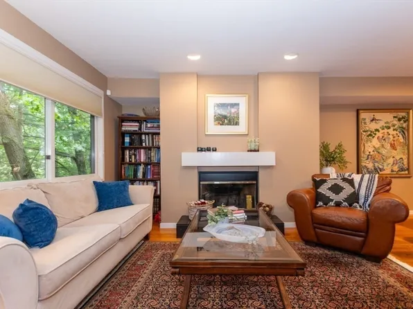 1175 Chestnut St APT 33, Newton, MA 02464