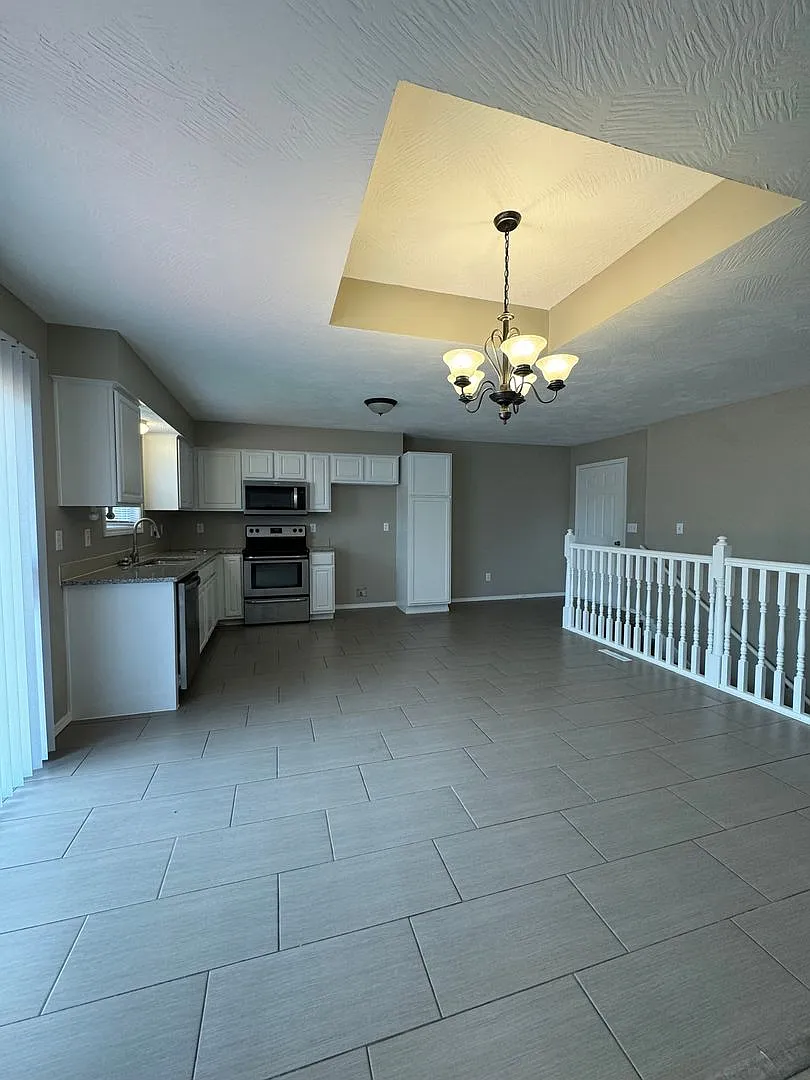 Beautiful Large corner lot 4 bedroom 3 full bathroom 2 car garage with 3 living rooms and much mo... — Photo 2