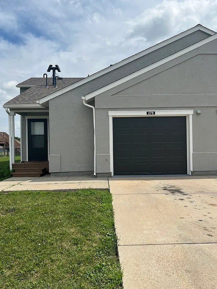 3 bed, 2.5 bath, 1328 sqft, $1,820 — Photo 1
