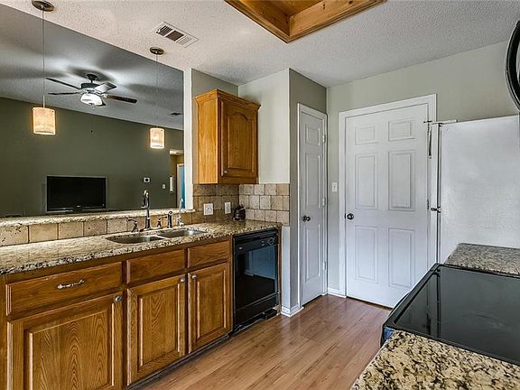 5th image of 213 Castleridge Dr