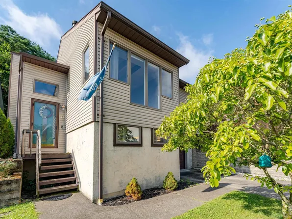 11 Oak Ct, Morgantown, WV 26505