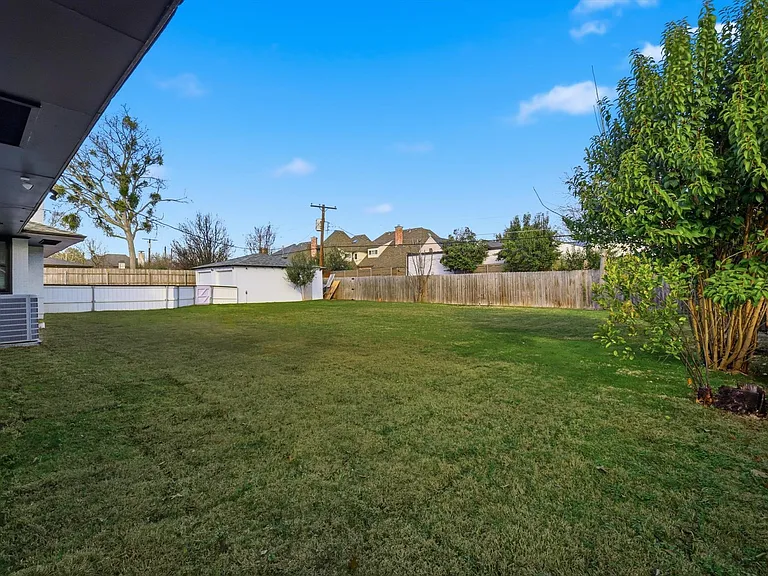 6207 Royal Ln — Photo 20