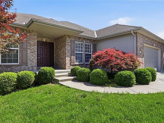 3rd image of 807 NW Poplar Ct