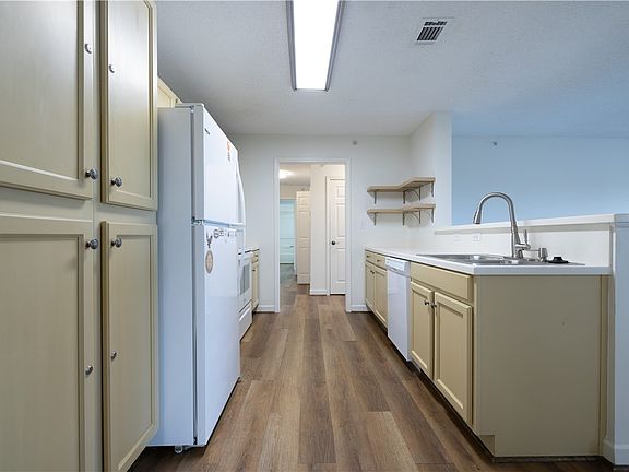 5th image of 834 Harts Cove Way