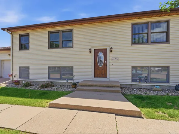1203 Kirstin Ct APT 2, Muscatine, IA 52761