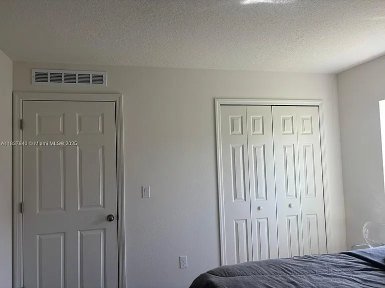 1073 SW Eureka Ave — Photo 15