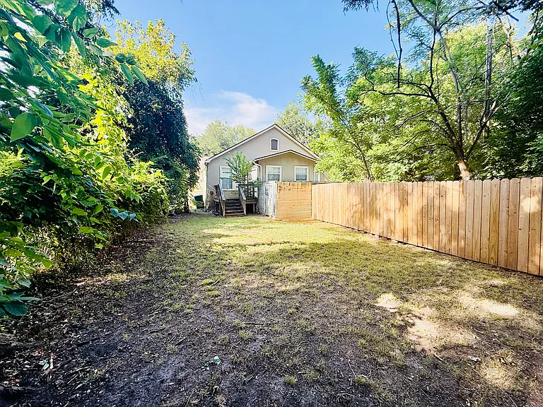814 W College St — Photo 14