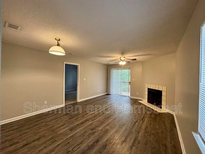 3 bed, 2.0 bath, 1200 sqft, $1,100 — Photo 2