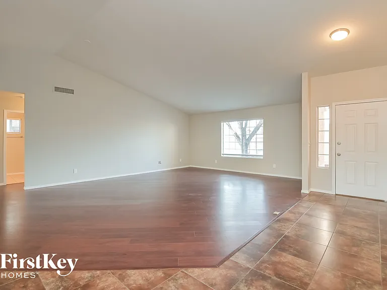 9550 E Caldwell Dr — Photo 2
