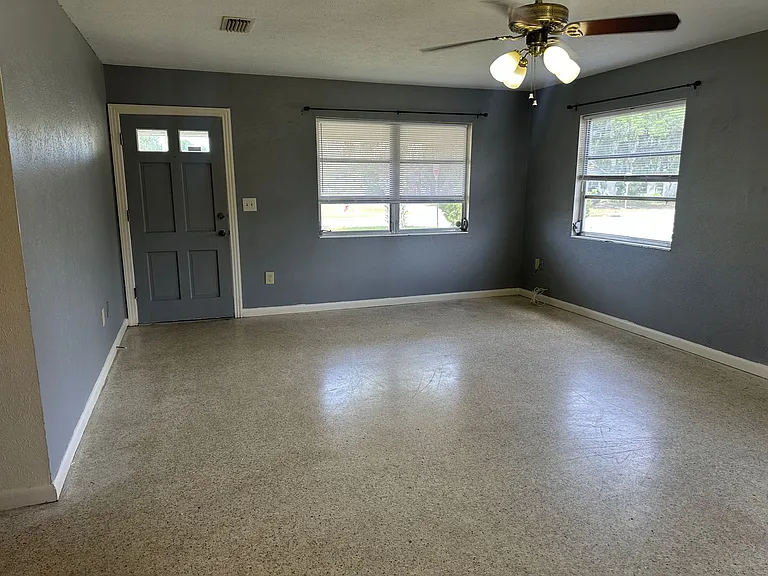 200 S Moss St — Photo 2