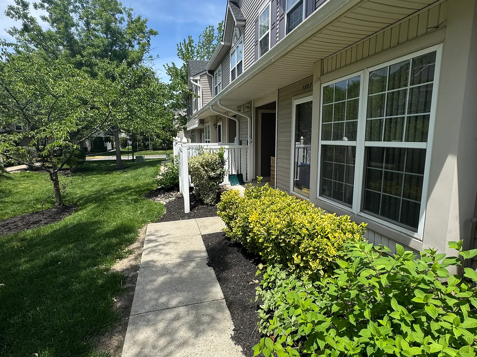 2 bed, 2.5 bath, 1400 sqft, $1,400 — Photo 2