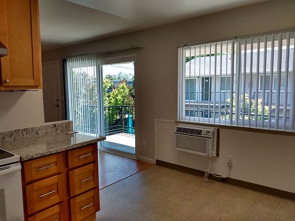 3rd image of 1614 Cloverdale Ln #5D