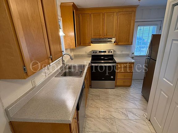 4th image of 1102 Oak Grove Rd