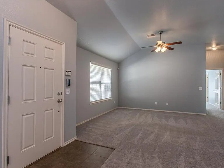1012 Norway Ave — Photo 2
