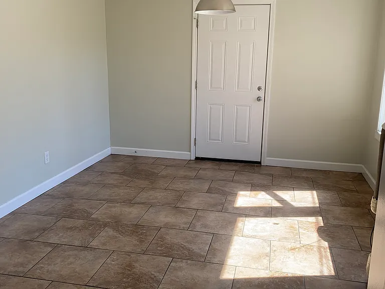 106 Oak St — Photo 2