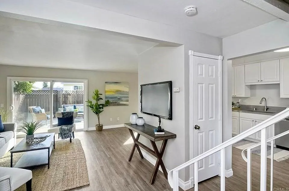3 bed, 2.5 bath, 1394 sqft, $4,750 — Photo 3