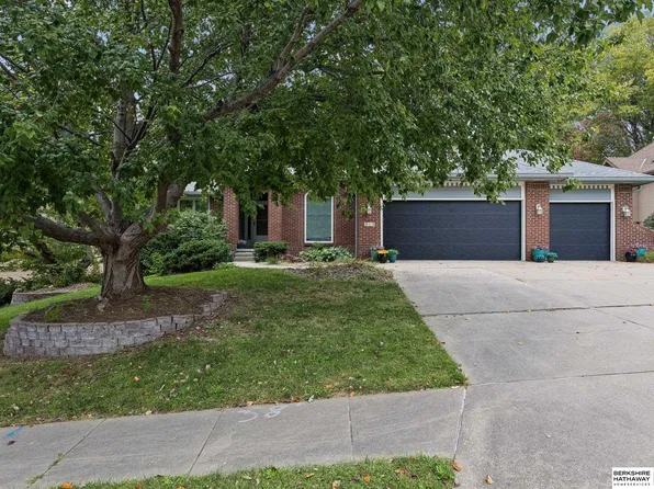512 Deer Run Ln, Papillion, NE 68046