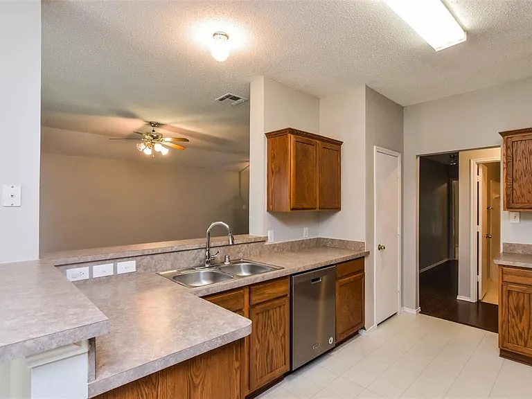 2404 Glenhaven Dr — Photo 8