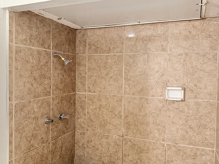 1024 Hawthorne Dr — Photo 12