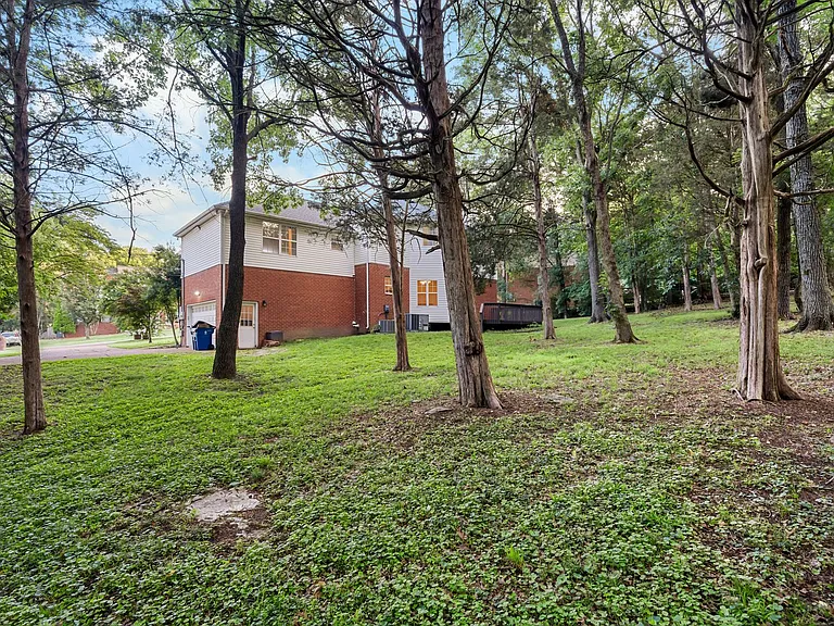1004 Austin Ct — Photo 32