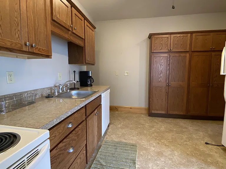 1138 Memorial Ave — Photo 6