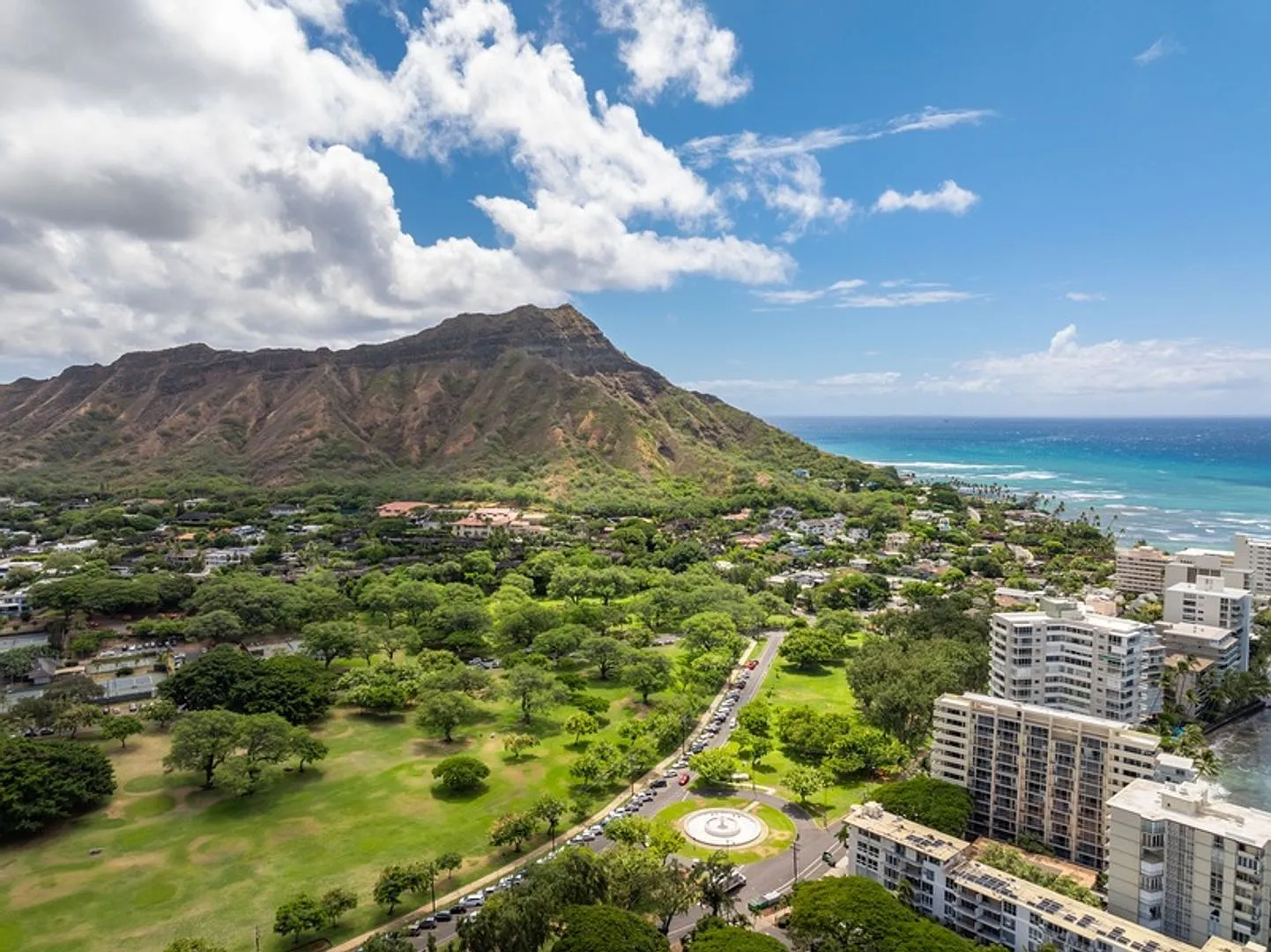 Colony Surf Luxe: Oceanfront 1BR w/ Diamond Head Views, A/C & Prime Location — Photo 4