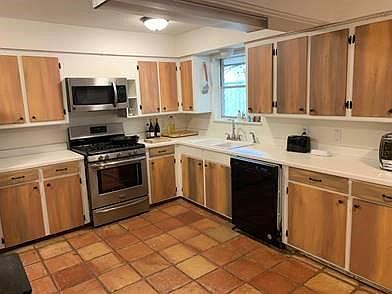 The open floor space would allow room for a kitchen island if prefered.