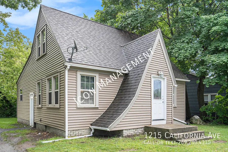 Charming off-campus home! — Photo 1