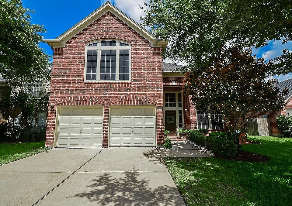 Gorgeous 4 bedroom home in the highly desired Grand Lakes subdivision!