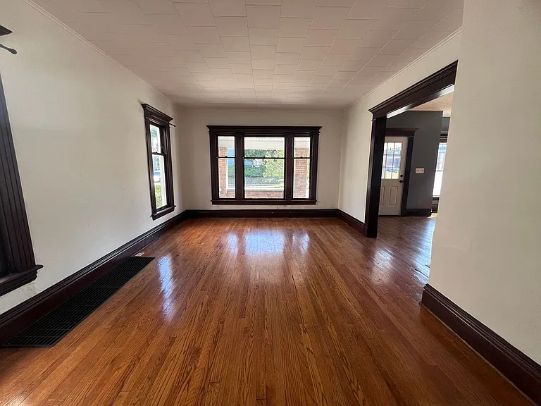 425 Fuller Ave SE — Photo 4