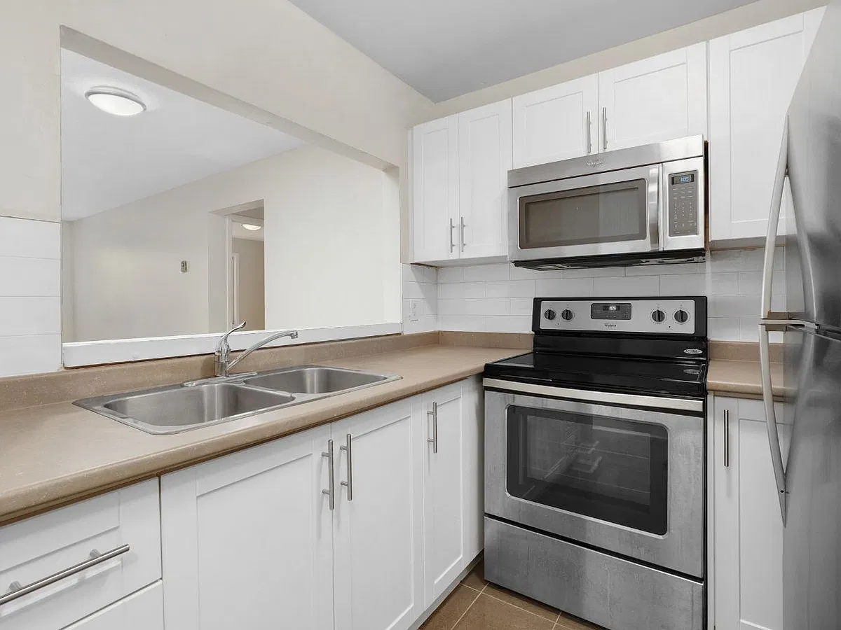 174 Grove St E — Photo 3
