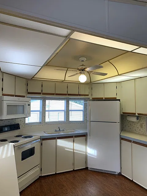 Kitchen - lot of counter and cabinet space