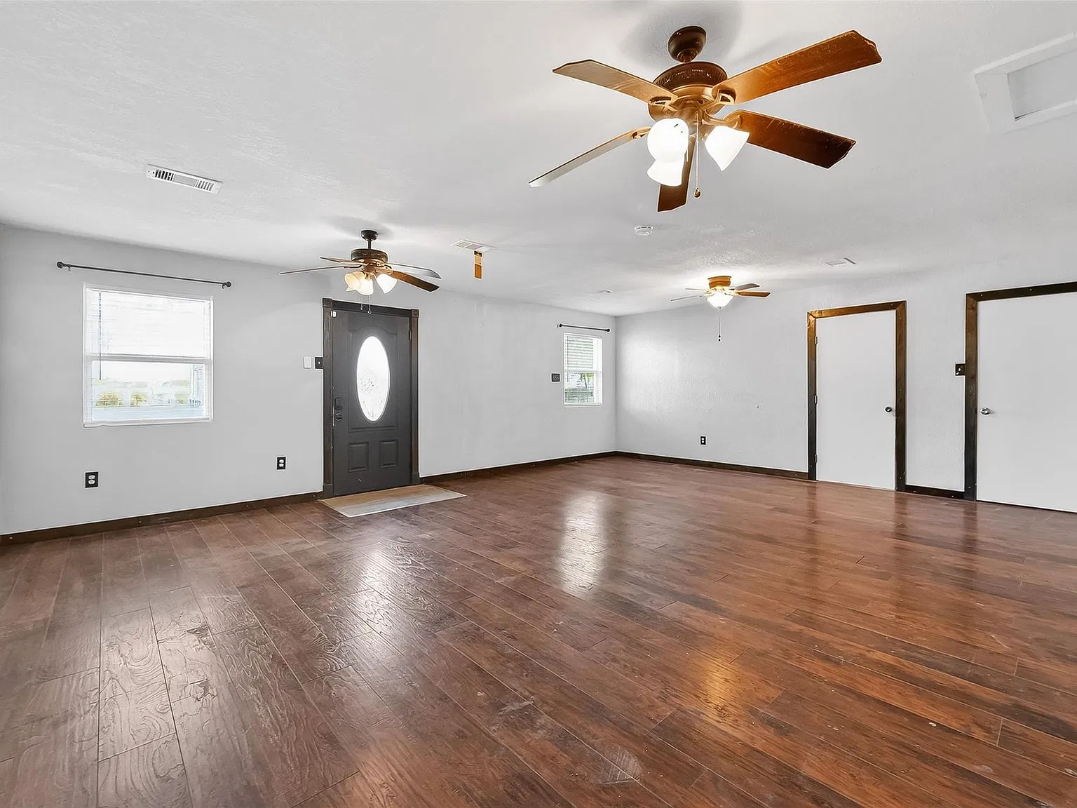 3 bed, 2.0 bath, 2116 sqft, $1,800 — Photo 2