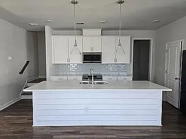 Building Photo - 550 McLernon Trce