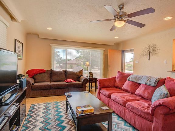2nd image of 928 Avenida Del Sol NE