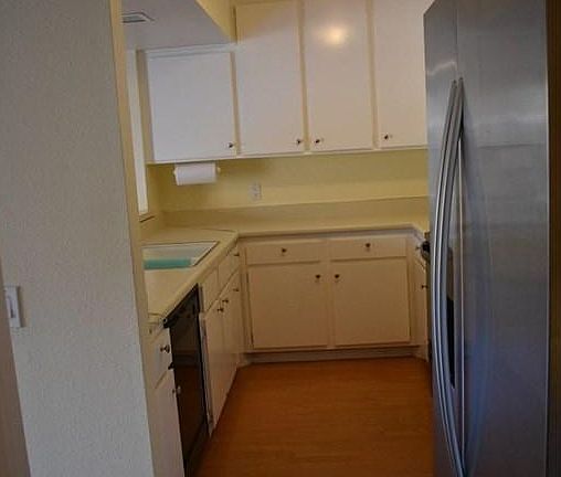 Kitchen with flat surface stove, refrigerator with ice maker / water, dishwasher
