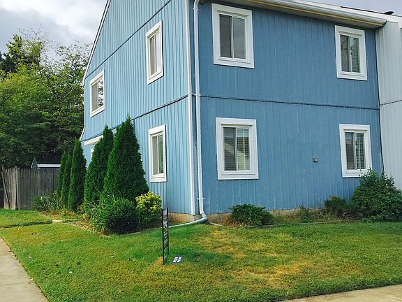 2nd image of 1011 Queens Ct