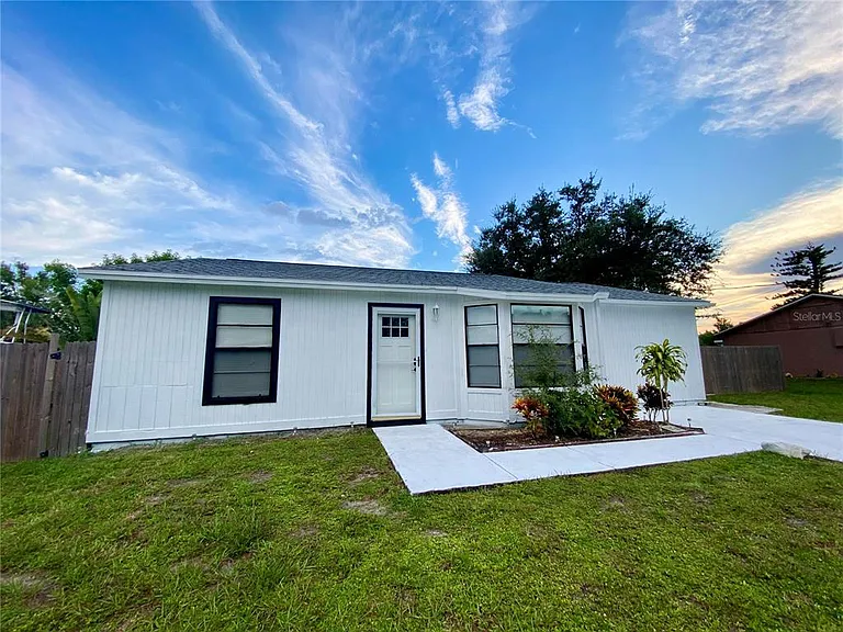 7113 Regina Dr — Photo 1
