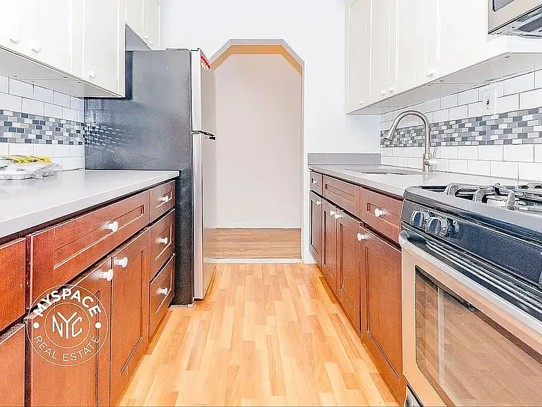 249 Melrose St #2R — Photo 8