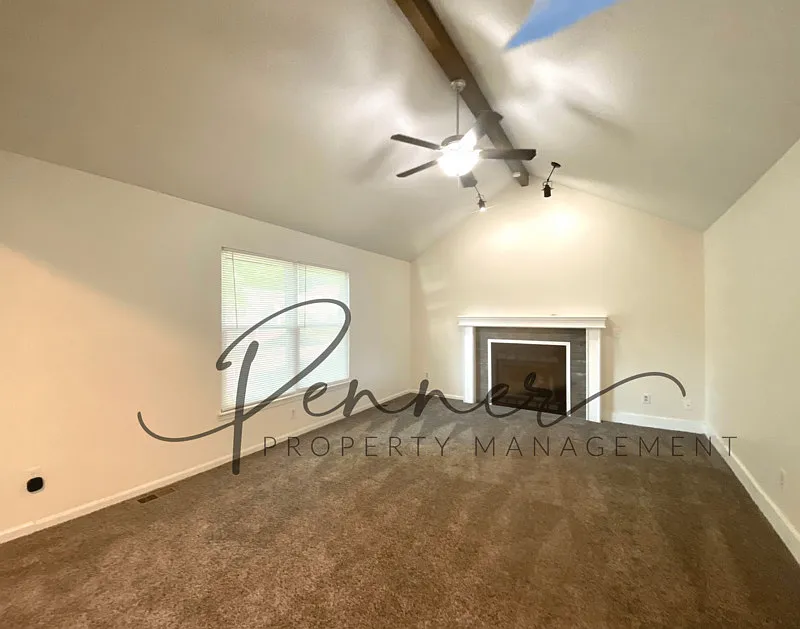 3 bed, 2.0 bath, 1918 sqft, $2,050 — Photo 2