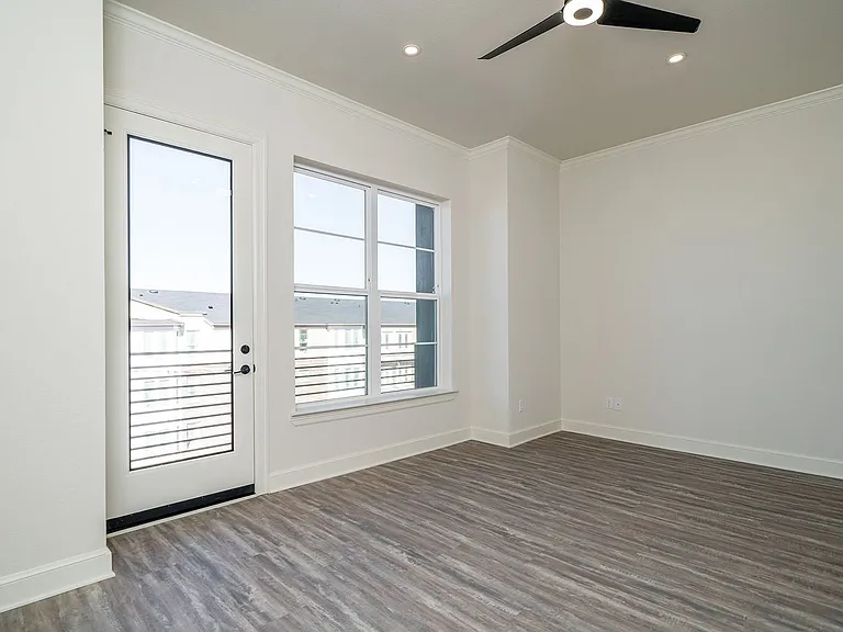 528 W Erwin — Photo 20