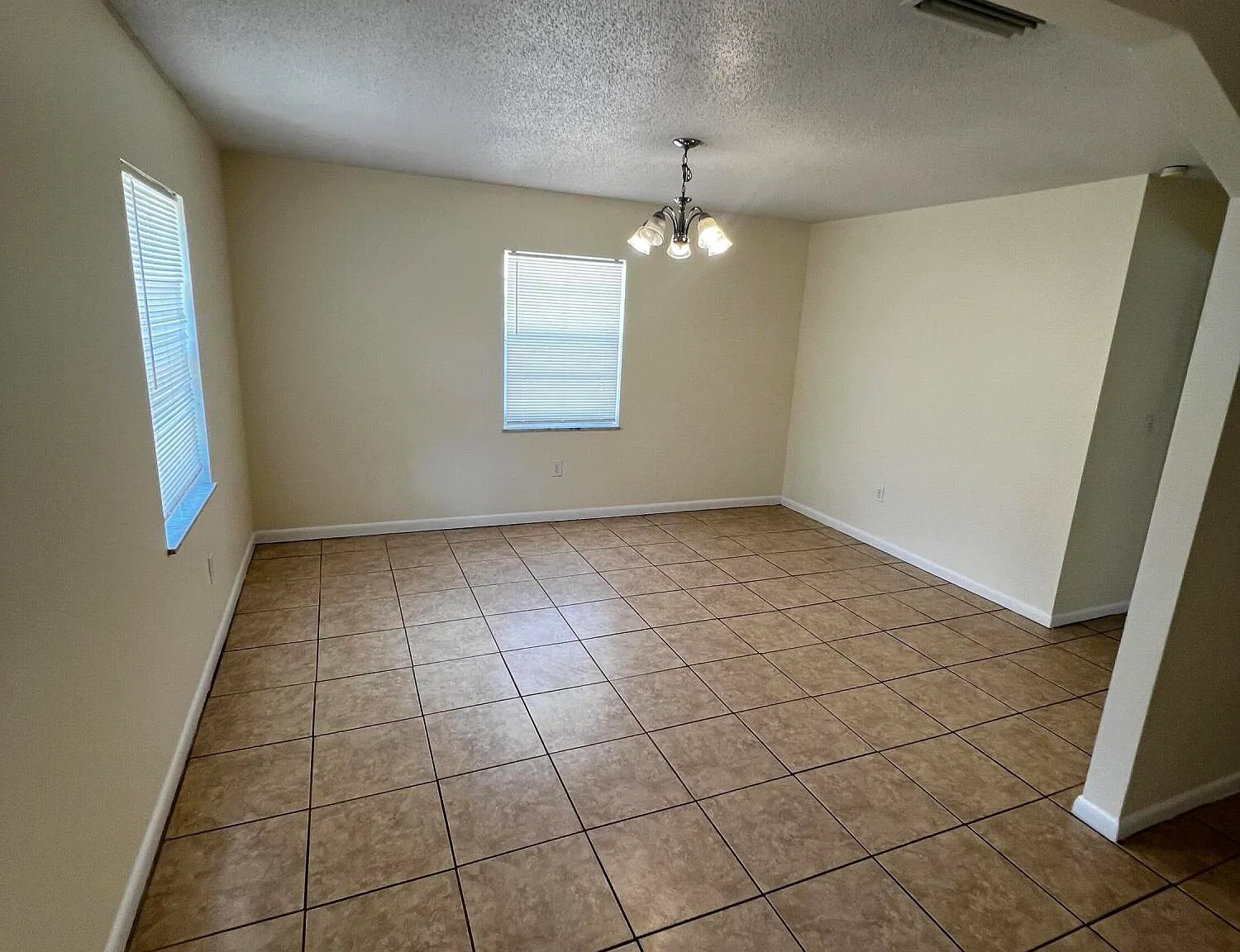 4 bed, 2.0 bath, 2214 sqft, $2,700 — Photo 4
