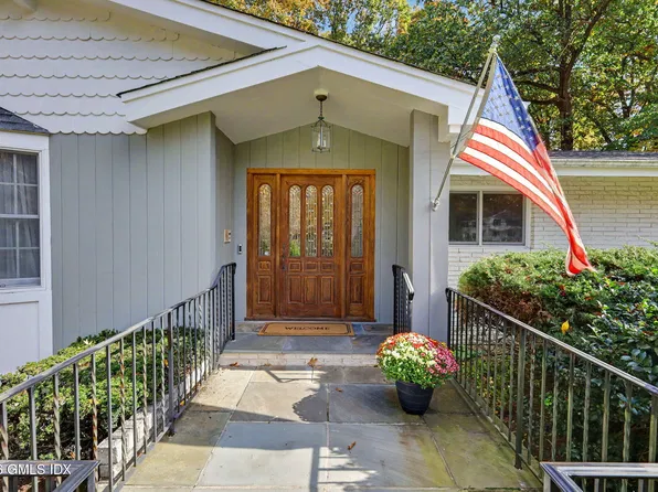 19 Daffodil Ln, Cos Cob, CT 06807