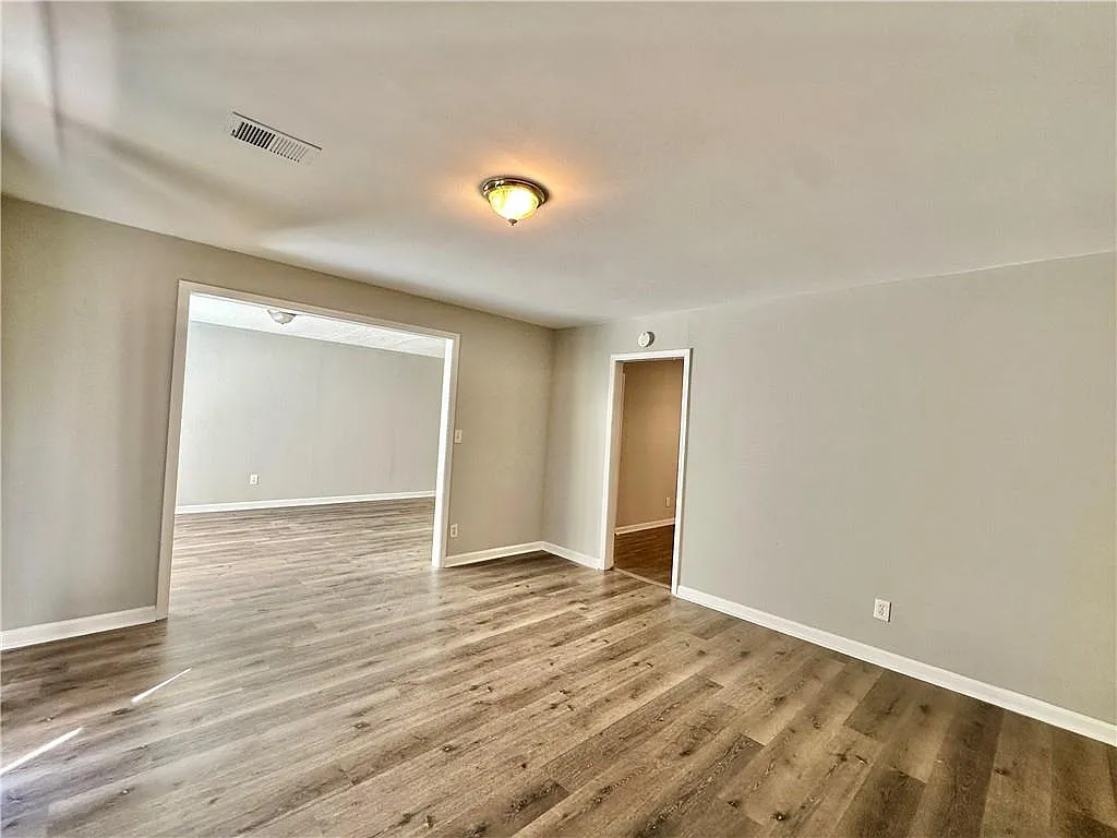 3 bed, 1.0 bath, 1296 sqft, $1,700 — Photo 2