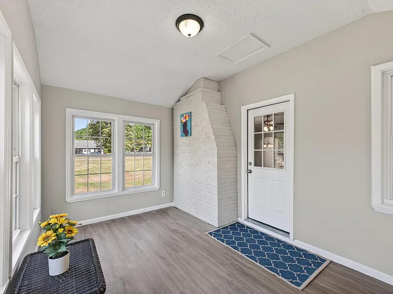450 Williamsburg St — Photo 28