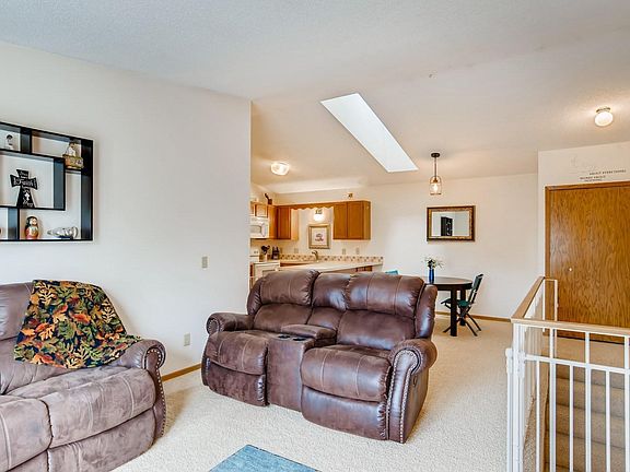 5th image of 984 Pondview Ct