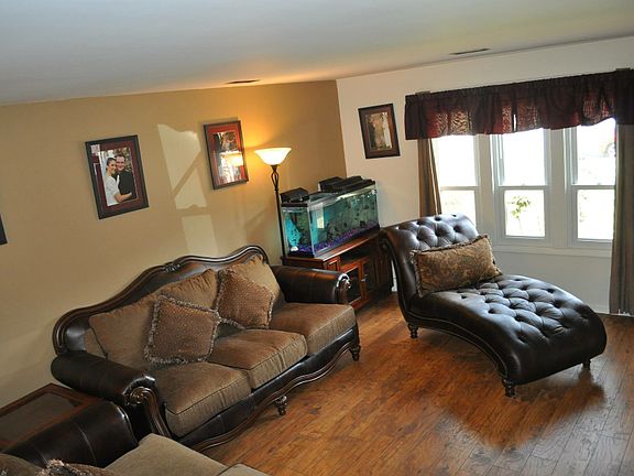 3rd image of 5 Gay Lynn Dr