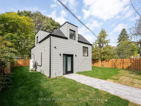 38 33rd St, Toronto, ON M8W 3H1